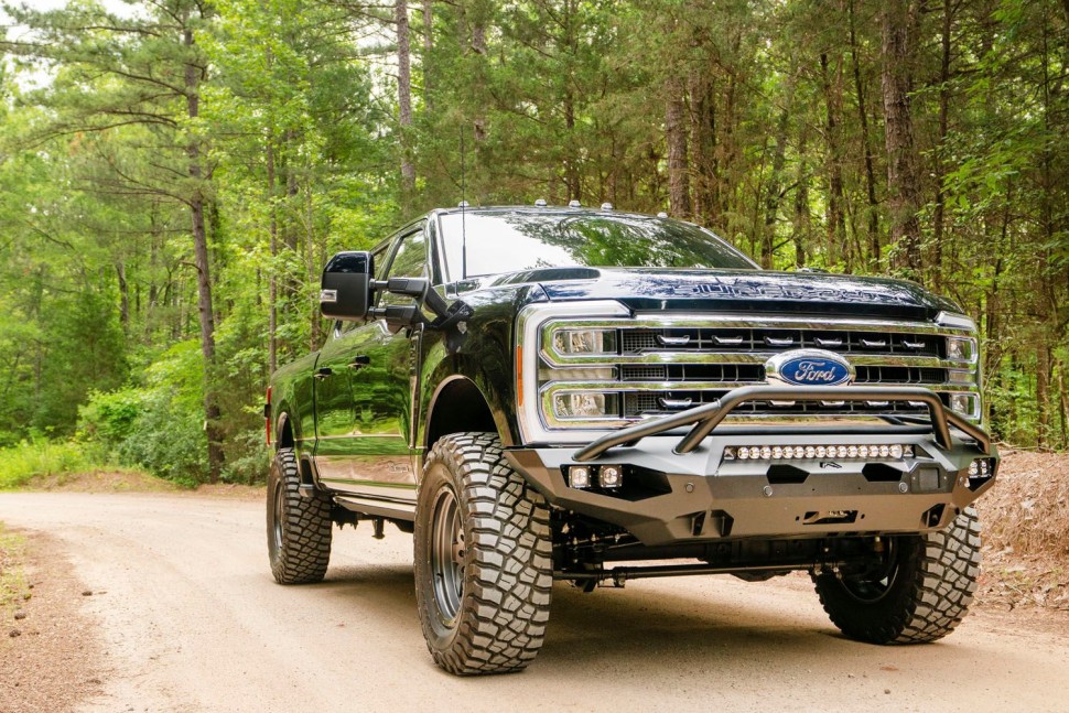 Передний бампер с центральной дугой Ford F-250/F-350 23-26 Matrix Fab Fours FS23-X5952-1