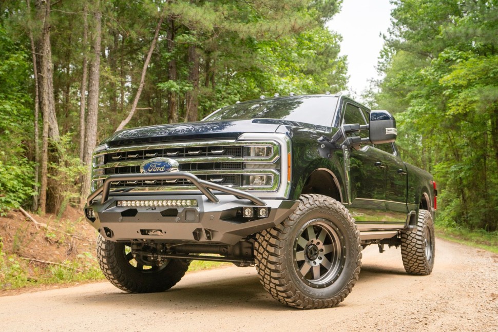 Передний бампер с центральной дугой Ford F-250/F-350 23-26 Matrix Fab Fours FS23-X5952-1