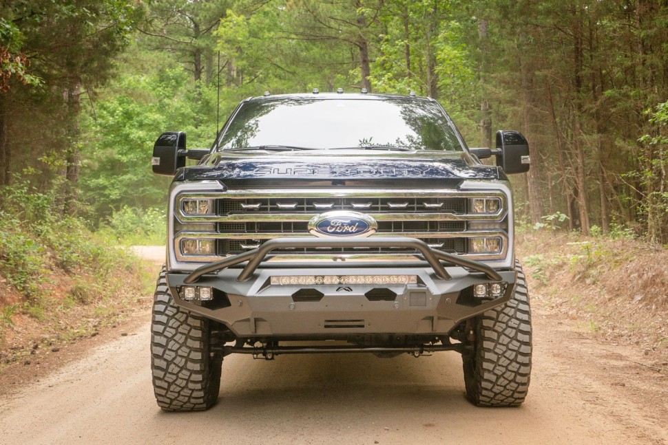Передний бампер с центральной дугой Ford F-250/F-350 23-26 Matrix Fab Fours FS23-X5952-1