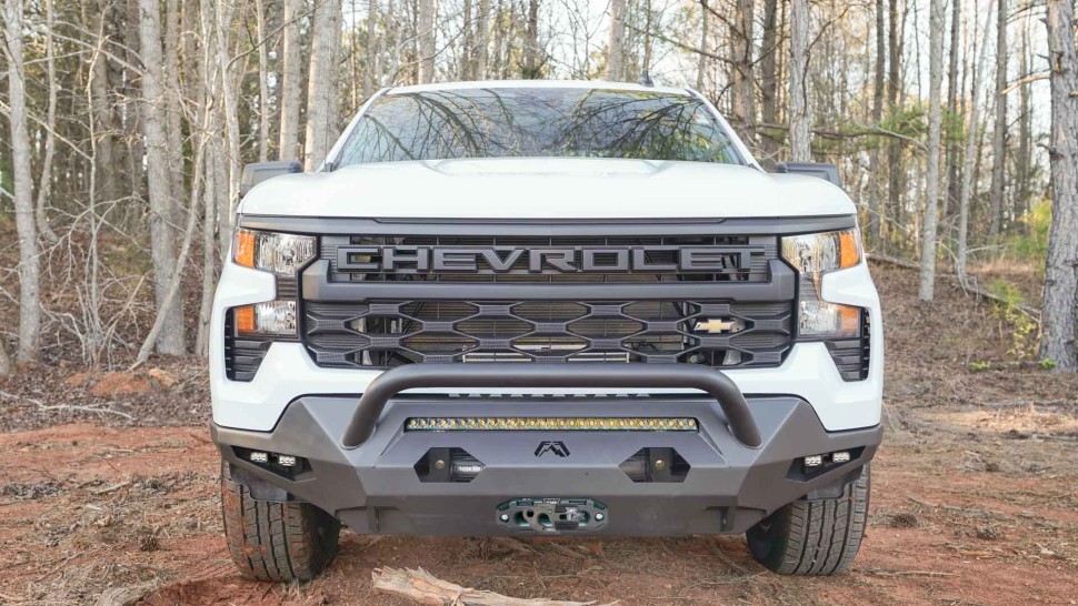 Передний бампер с центральной дугой Chevrolet Silverado 1500 22-26 Matrix Fab Fours CS22-X5662-1