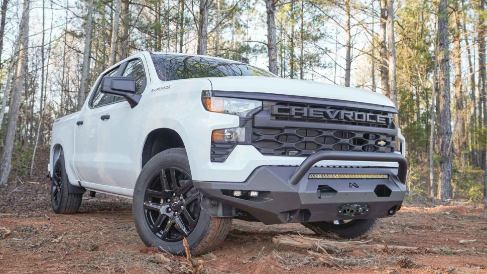 Передний бампер с центральной дугой Chevrolet Silverado 1500 22-26 Matrix Fab Fours CS22-X5662-1