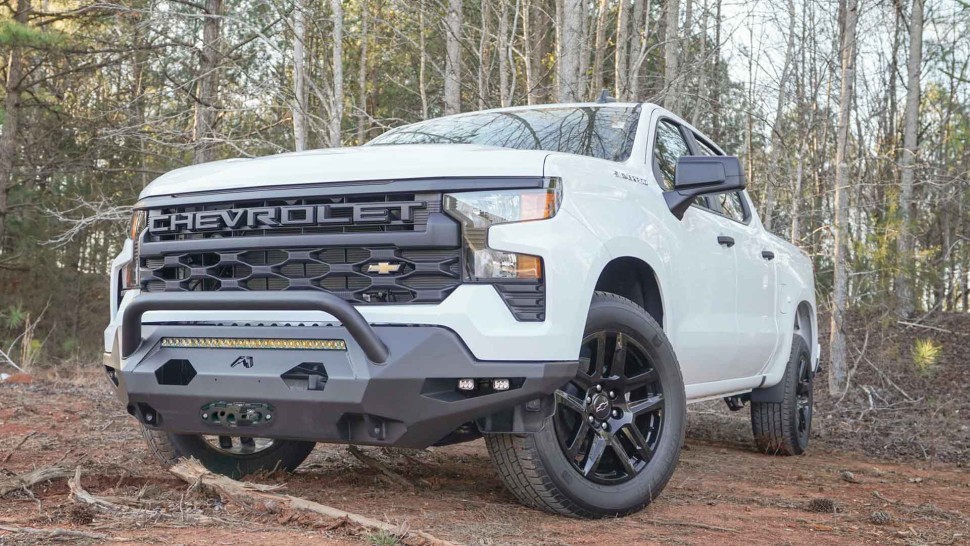 Передний бампер с центральной дугой Chevrolet Silverado 1500 22-26 Matrix Fab Fours CS22-X5662-1