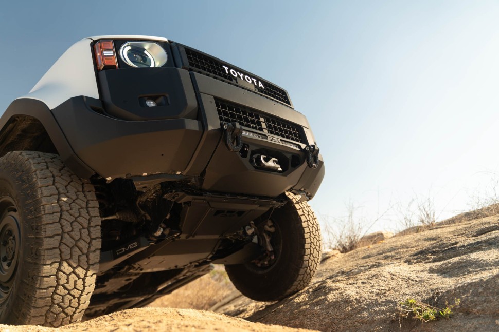 Передний бампер под лебёдку Toyota Land Cruiser 250 24-25 Centric DV8 Offroad FBTL4-01