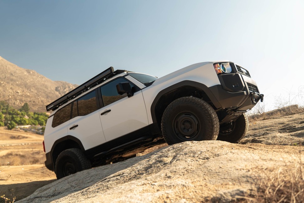 Передний бампер под лебёдку Toyota Land Cruiser 250 24-25 Centric DV8 Offroad FBTL4-01
