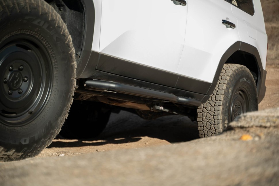 Боковые подножки Toyota Land Cruiser 250 24-25 OE Plus DV8 Offroad SRTL4-01