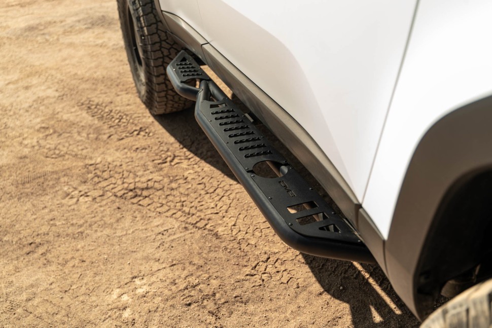 Боковые подножки Toyota Land Cruiser 250 24-25 OE Plus DV8 Offroad SRTL4-01