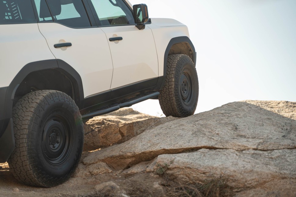 Боковые подножки Toyota Land Cruiser 250 24-25 OE Plus DV8 Offroad SRTL4-01