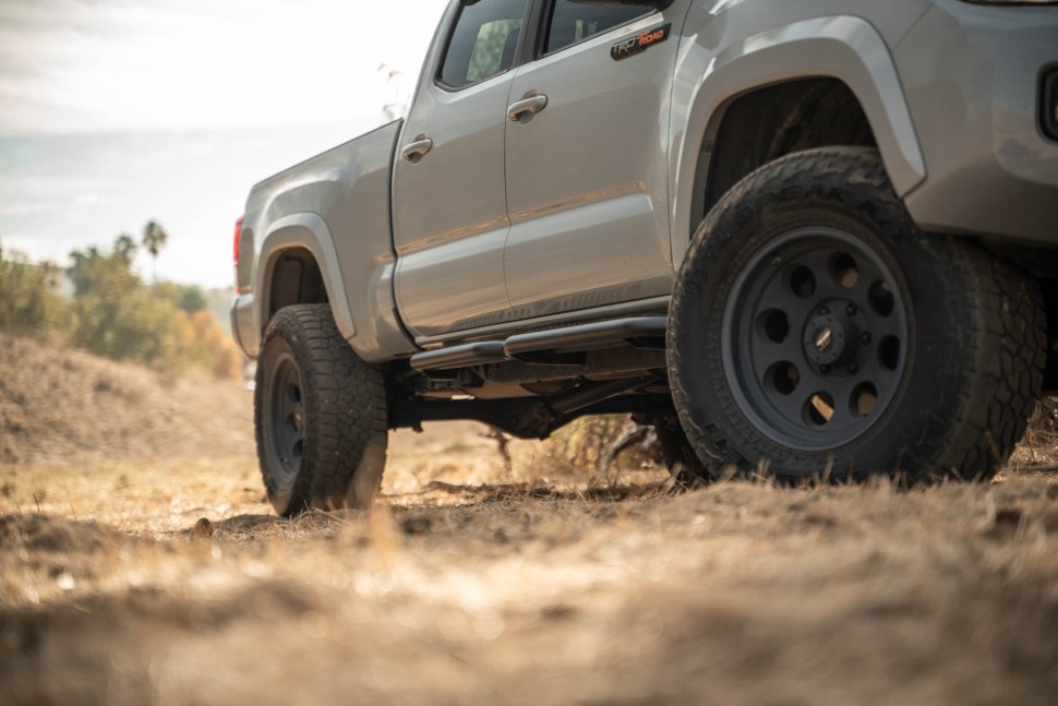 Боковые подножки Toyota Tacoma 16-23 Double Cab OE Plus DV8 Offroad SRTT1-02