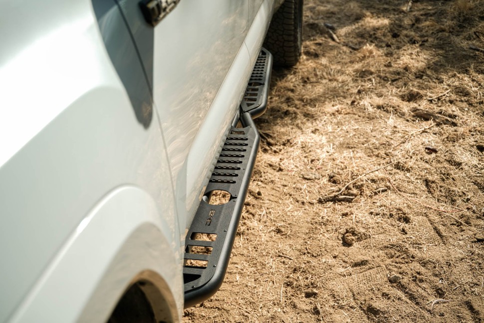 Боковые подножки Toyota Tacoma 16-23 Double Cab OE Plus DV8 Offroad SRTT1-02
