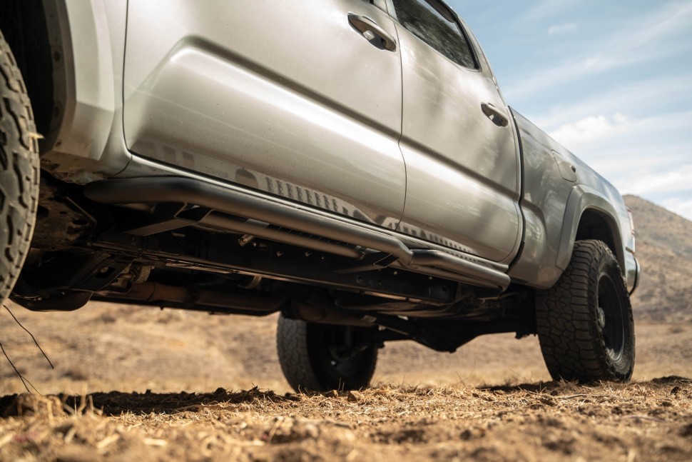 Боковые подножки Toyota Tacoma 16-23 Double Cab OE Plus DV8 Offroad SRTT1-02