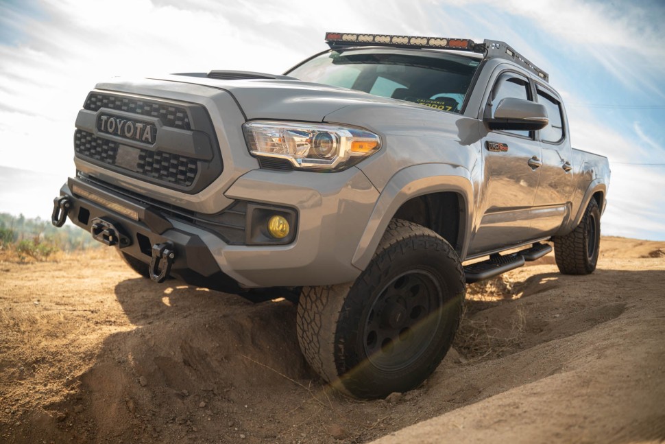 Боковые подножки Toyota Tacoma 16-23 Double Cab OE Plus DV8 Offroad SRTT1-02