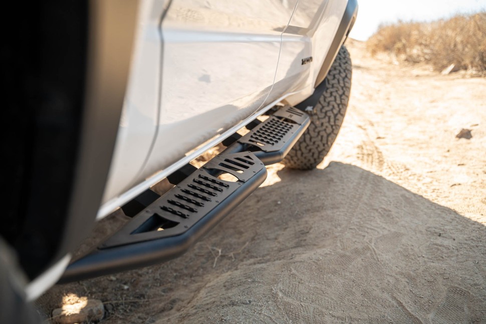 Боковые подножки Toyota Tacoma 24-25 Double Cab OE Plus DV8 Offroad SRTT1-03