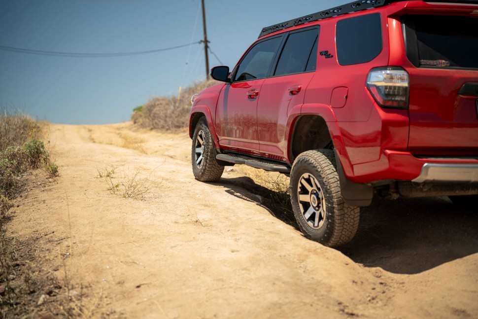 Боковые подножки Toyota 4Runner 10-24 OE Plus DV8 Offroad SRTF3-01