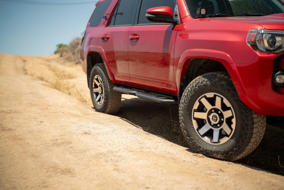 Боковые подножки Toyota 4Runner 10-24 OE Plus DV8 Offroad SRTF3-01