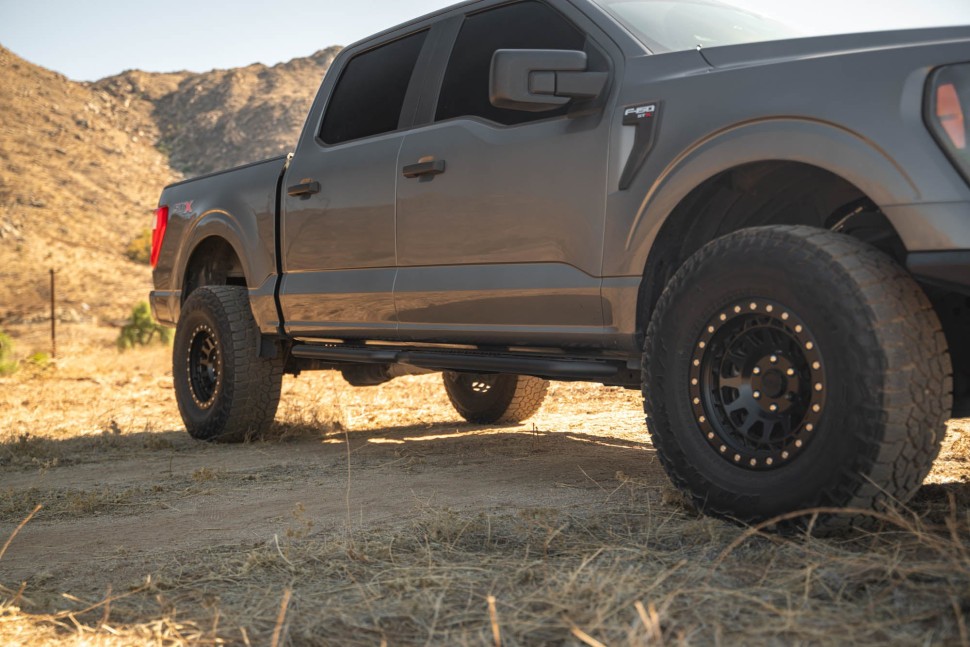 Боковые подножки Ford F-150 15-25 SuperCrew OE Plus DV8 Offroad SRFF1-01