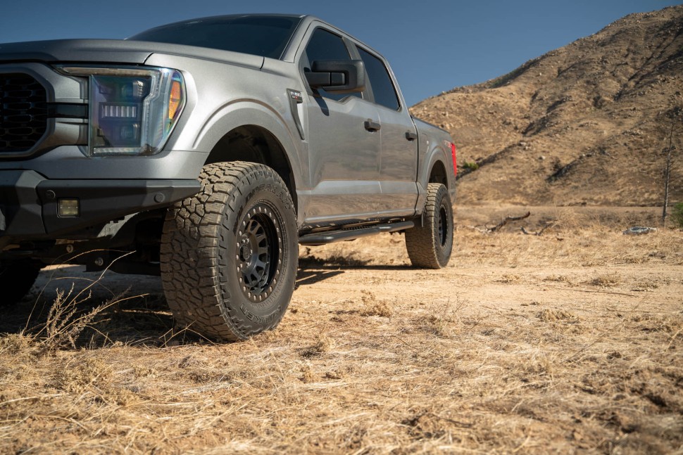 Боковые подножки Ford F-150 15-25 SuperCrew OE Plus DV8 Offroad SRFF1-01