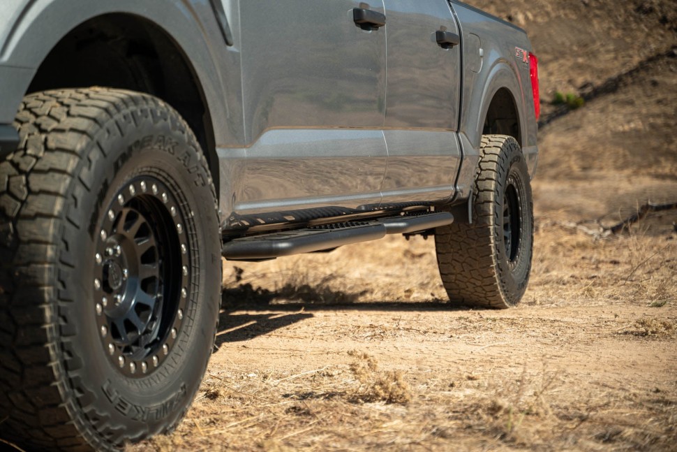Боковые подножки Ford F-150 15-25 SuperCrew OE Plus DV8 Offroad SRFF1-01
