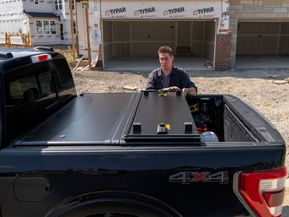 UnderCover TR36010 Triad Hard Folding Tonneau Cover Jeep Gladiator JT 20-25 5'