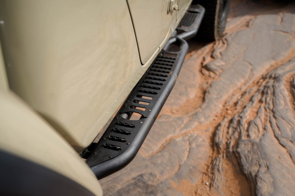 Боковые подножки Jeep Gladiator JT 20-25 OE Plus DV8 Offroad SRGL-08