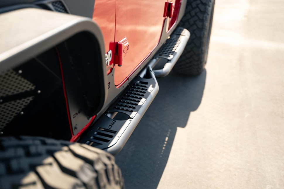 Боковые подножки Jeep Gladiator JT 20-25 OE Plus DV8 Offroad SRGL-08