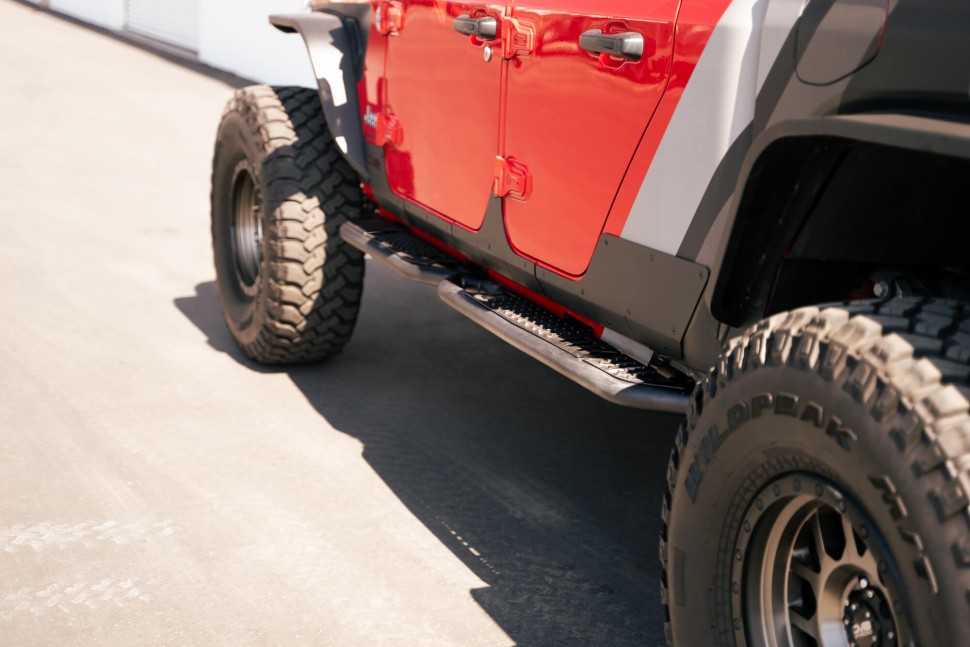 Боковые подножки Jeep Gladiator JT 20-25 OE Plus DV8 Offroad SRGL-08