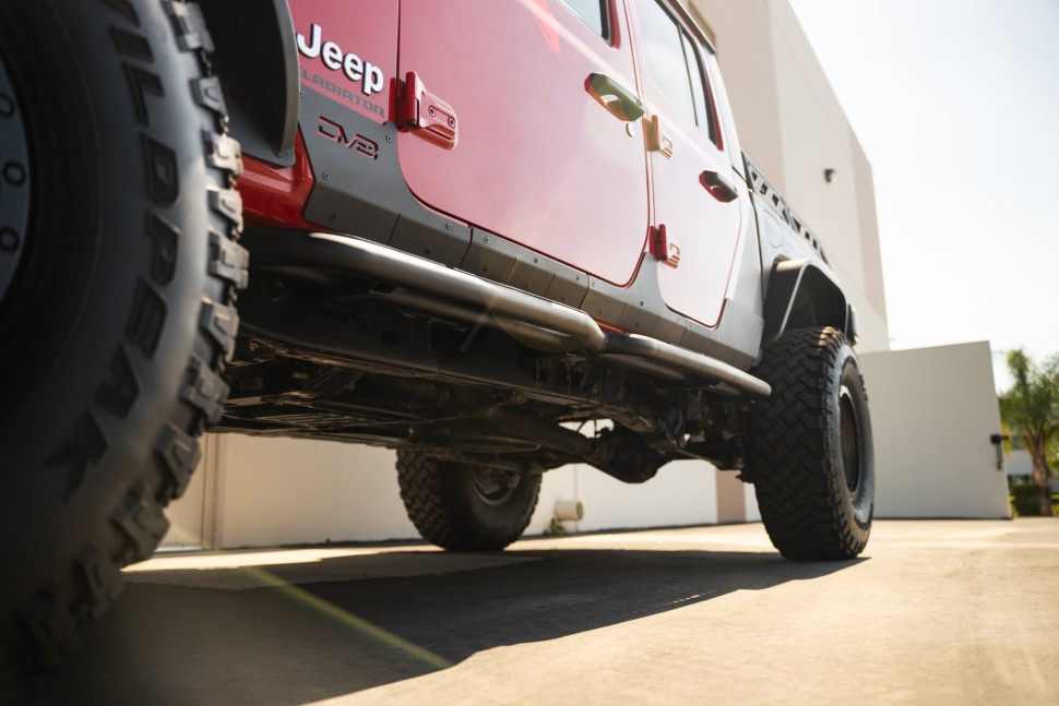 Боковые подножки Jeep Gladiator JT 20-25 OE Plus DV8 Offroad SRGL-08