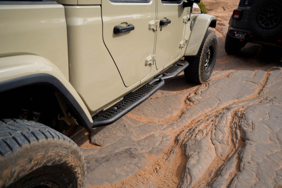 Боковые подножки Jeep Gladiator JT 20-25 OE Plus DV8 Offroad SRGL-08