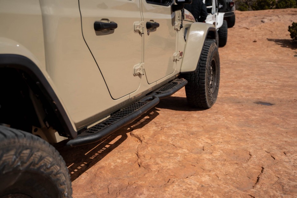 Боковые подножки Jeep Gladiator JT 20-25 OE Plus DV8 Offroad SRGL-08
