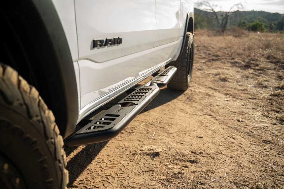 Бічні підніжки Dodge Ram 1500 19-24 Crew Cab OE Plus DV8 Offroad SRDR1-01