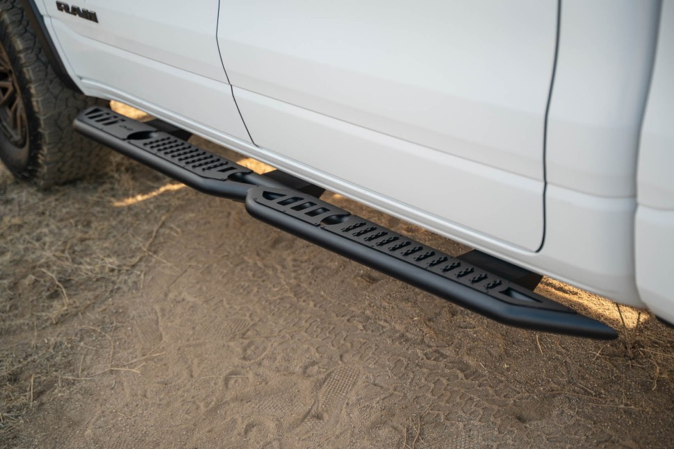 Бічні підніжки Dodge Ram 1500 19-24 Crew Cab OE Plus DV8 Offroad SRDR1-01