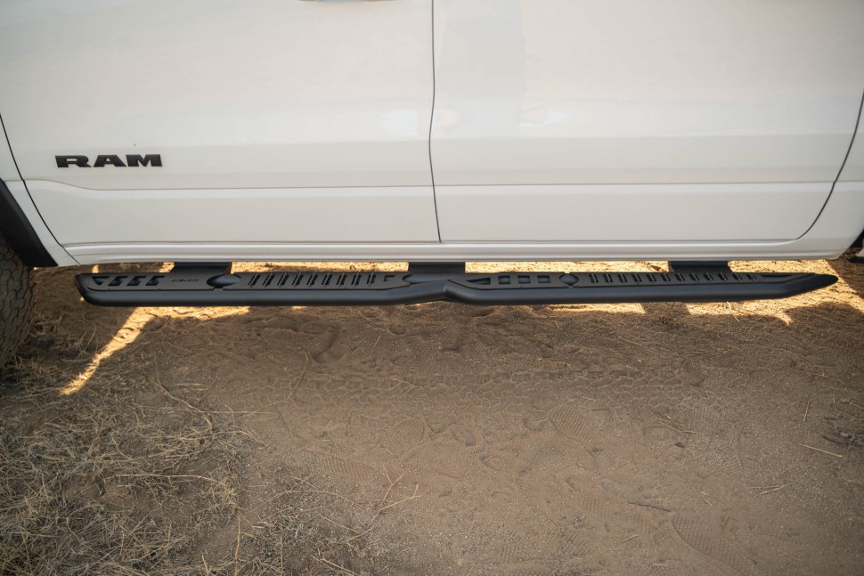 Бічні підніжки Dodge Ram 1500 19-24 Crew Cab OE Plus DV8 Offroad SRDR1-01