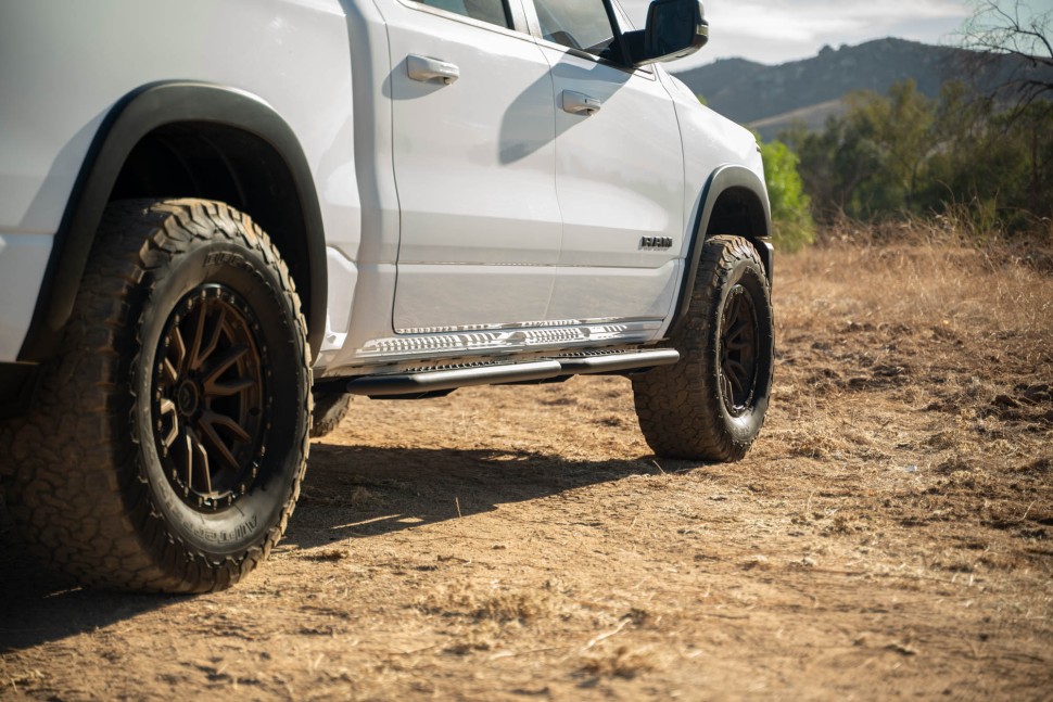 Бічні підніжки Dodge Ram 1500 19-24 Crew Cab OE Plus DV8 Offroad SRDR1-01