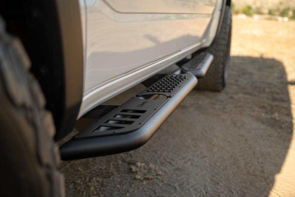 Бічні підніжки Dodge Ram 1500 19-24 Crew Cab OE Plus DV8 Offroad SRDR1-01