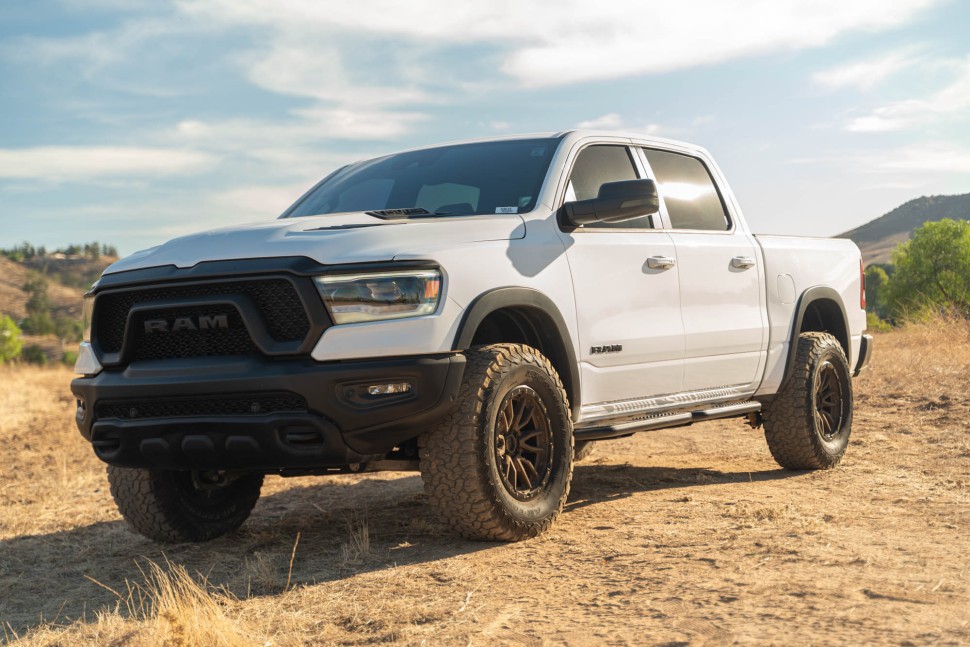 Бічні підніжки Dodge Ram 1500 19-24 Crew Cab OE Plus DV8 Offroad SRDR1-01