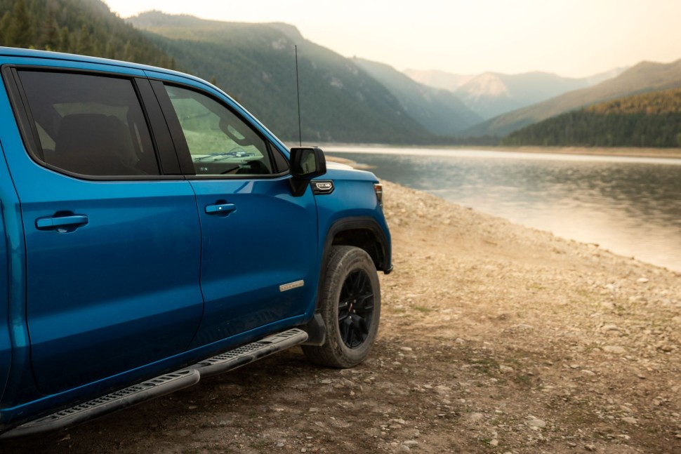 Боковые подножки Chevrolet Silverado/GMC Sierra 1500 19-25 Crew Cab OE Plus DV8 Offroad SRCS1-01