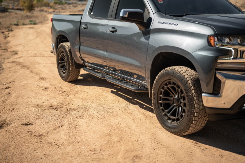 Боковые подножки Chevrolet Silverado/GMC Sierra 1500 19-25 Crew Cab OE Plus DV8 Offroad SRCS1-01