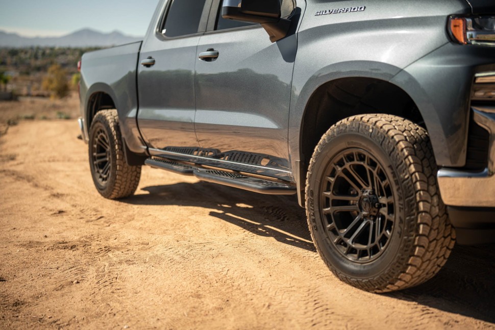 Боковые подножки Chevrolet Silverado/GMC Sierra 1500 19-25 Crew Cab OE Plus DV8 Offroad SRCS1-01