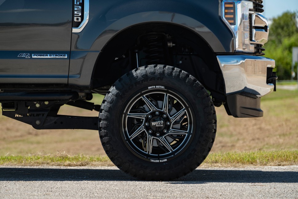 Колесный диск Moto Metal Hurricane Gloss Black Milled 20x10 ET-18 MO99721087318NL