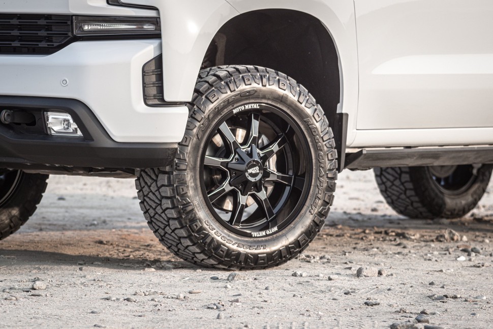 Moto Metal MO970290673B12US MO970 Wheel Gloss Black W/Milled Spoke & Moto Metal On Lip 20x9 +12