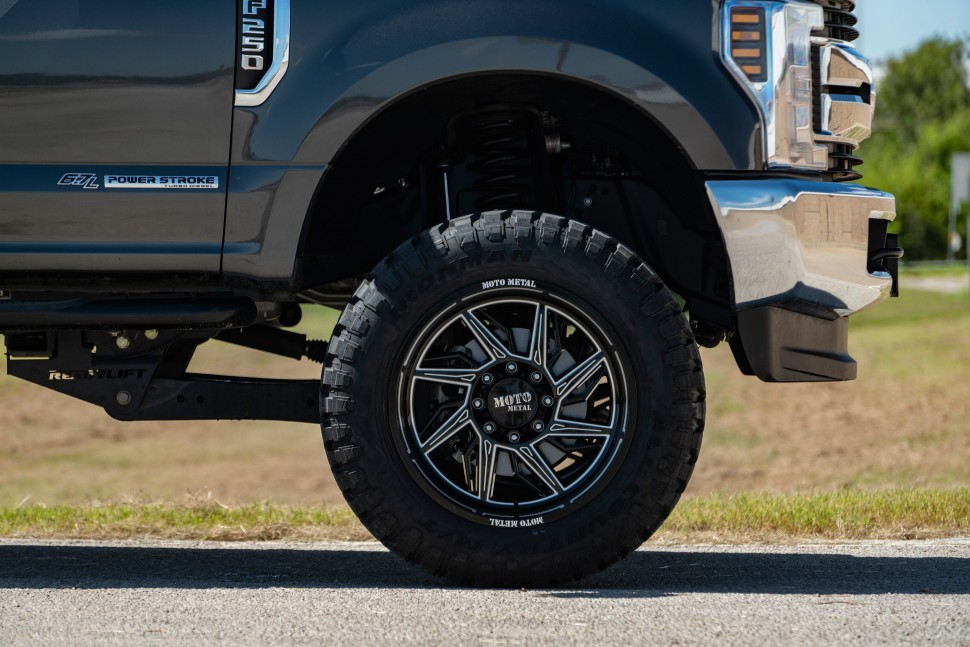 Колесный диск Moto Metal Hurricane Gloss Black Milled 22x12 ET-44 MO99722263344NR