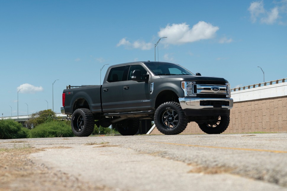 Колесный диск Moto Metal Hurricane Gloss Black Milled 22x12 ET-44 MO99722263344NR