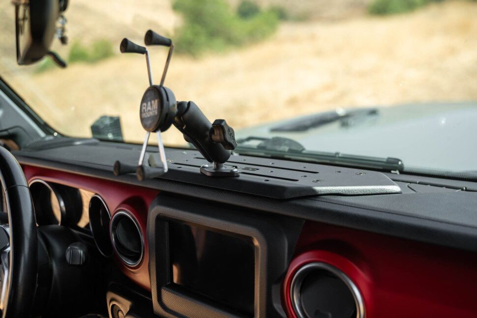Кріплення для гаджета на панель Jeep Wrangler JL/Gladiator JT 18-23 DV8 Offroad DMJL-02