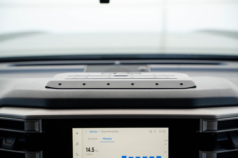 Кріплення для гаджета на панель Toyota Tundra/Sequoia 22-25 DV8 Offroad DMT2-01