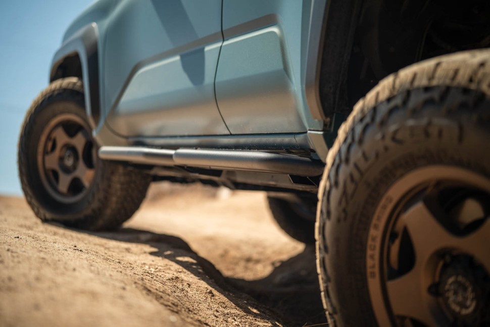 Боковые подножки Toyota 4Runner 25-26 OE Plus DV8 Offroad SRTF3-02