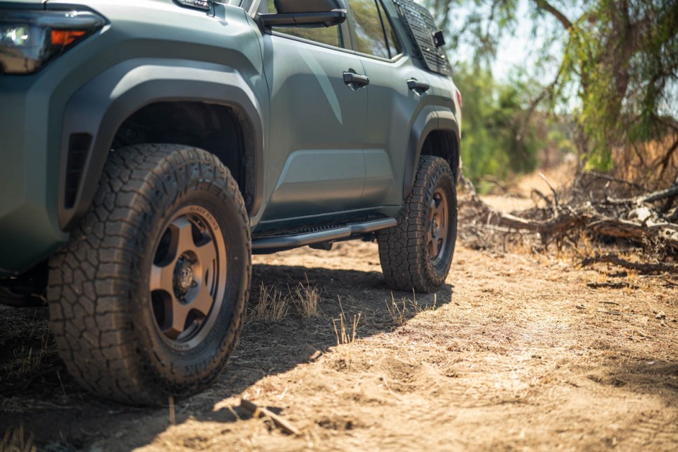 Боковые подножки Toyota 4Runner 25-26 OE Plus DV8 Offroad SRTF3-02
