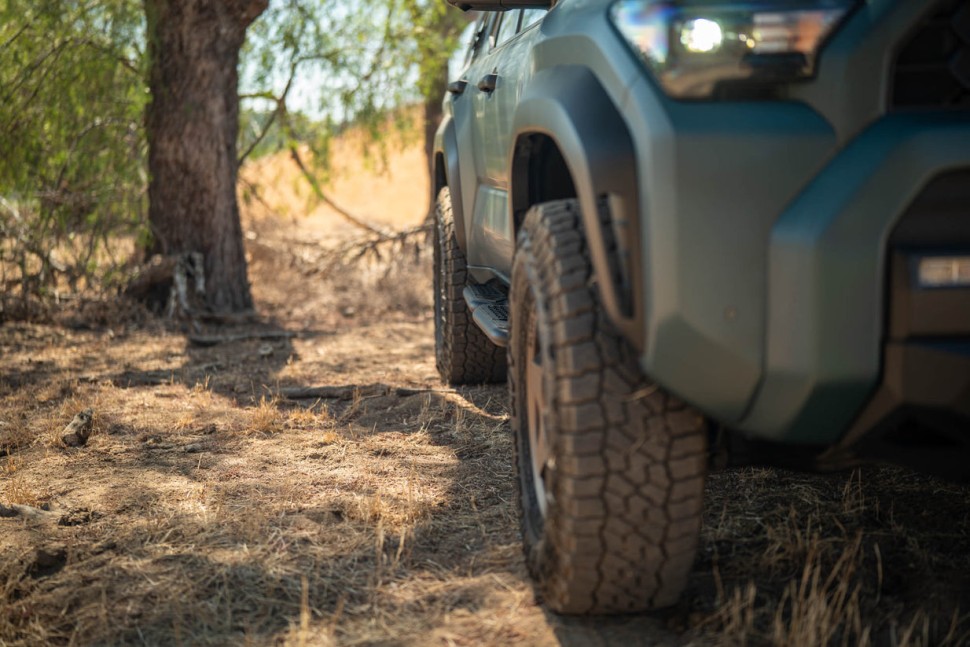 Боковые подножки Toyota 4Runner 25-26 OE Plus DV8 Offroad SRTF3-02