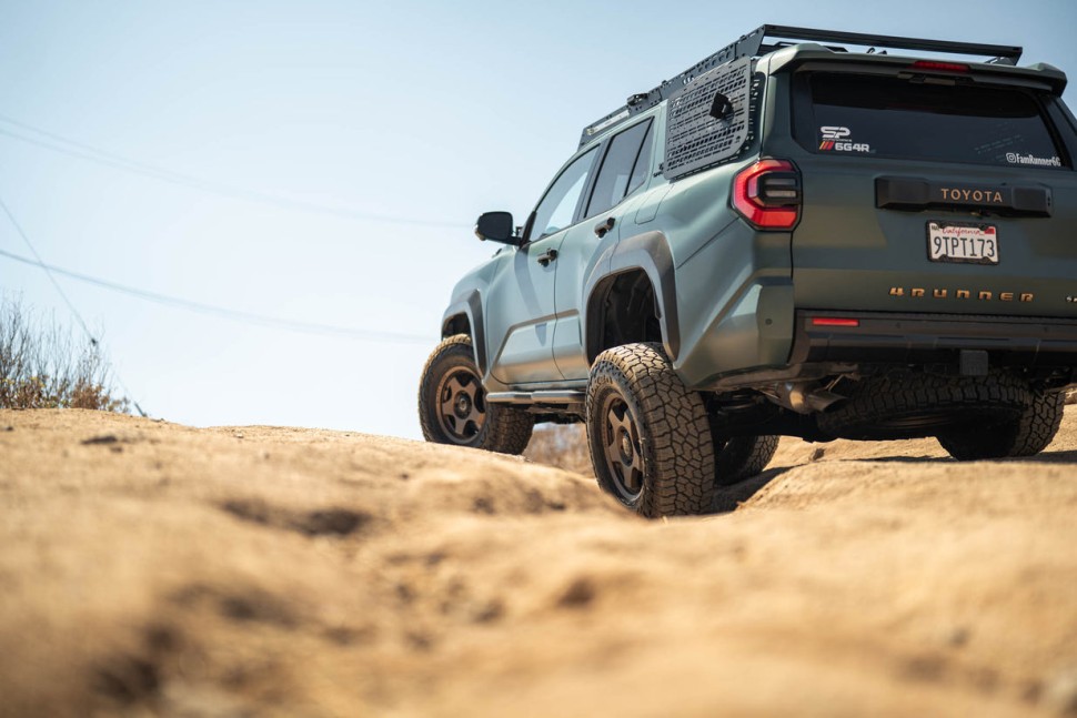 Боковые подножки Toyota 4Runner 25-26 OE Plus DV8 Offroad SRTF3-02