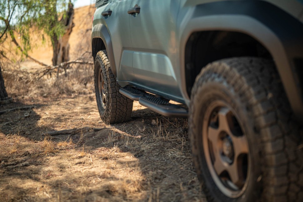 Боковые подножки Toyota 4Runner 25-26 OE Plus DV8 Offroad SRTF3-02