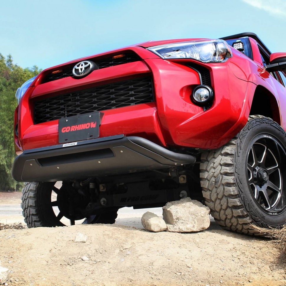 Кенгурятник с подножкой с креплениями Toyota Tundra 14-21 RC3 LR Go Rhino 565360T