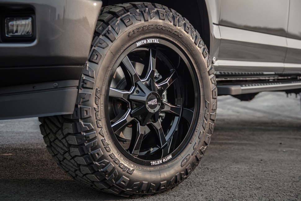 Колесный диск Moto Metal MO970 Gloss Black W/Milled Spoke & Moto Metal On Lip 20x10 ET+12 MO970210353B12